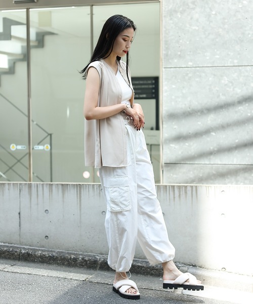 COLONY 2139（コロニートゥーワンスリーナイン）の「ソフトリネンライクドロップショルダーギャザーブラウス（シャツ/ブラウス・レディース・オレンジ/ブラック/ベージュ/オフホワイト/ネイビー・SMALL/MEDIUM）」の10枚目の写真