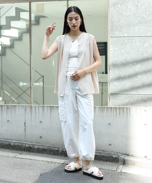 COLONY 2139（コロニートゥーワンスリーナイン）の「ソフトリネンライクドロップショルダーギャザーブラウス（シャツ/ブラウス・レディース・オレンジ/ブラック/ベージュ/オフホワイト/ネイビー・SMALL/MEDIUM）」の20枚目の写真