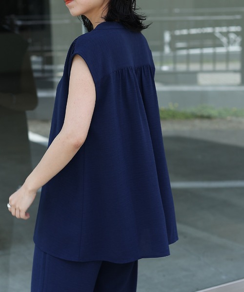 COLONY 2139（コロニートゥーワンスリーナイン）の「ソフトリネンライクドロップショルダーギャザーブラウス（シャツ/ブラウス・レディース・オレンジ/ブラック/ベージュ/オフホワイト/ネイビー・SMALL/MEDIUM）」の6枚目の写真