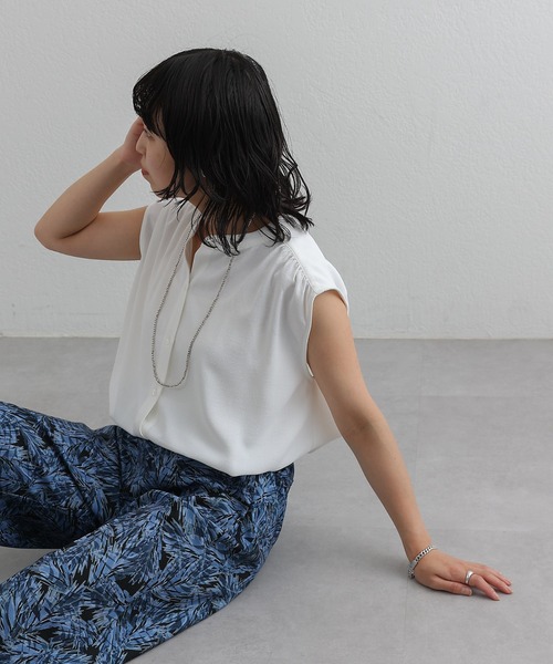 COLONY 2139（コロニートゥーワンスリーナイン）の「ソフトリネンライクドロップショルダーギャザーブラウス（シャツ/ブラウス・レディース・オレンジ/ブラック/ベージュ/オフホワイト/ネイビー・SMALL/MEDIUM）」の12枚目の写真