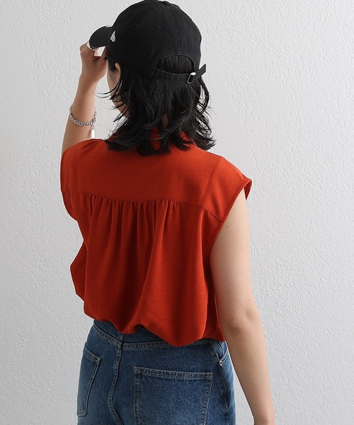 COLONY 2139（コロニートゥーワンスリーナイン）の「ソフトリネンライクドロップショルダーギャザーブラウス（シャツ/ブラウス・レディース・オレンジ/ブラック/ベージュ/オフホワイト/ネイビー・SMALL/MEDIUM）」の7枚目の写真