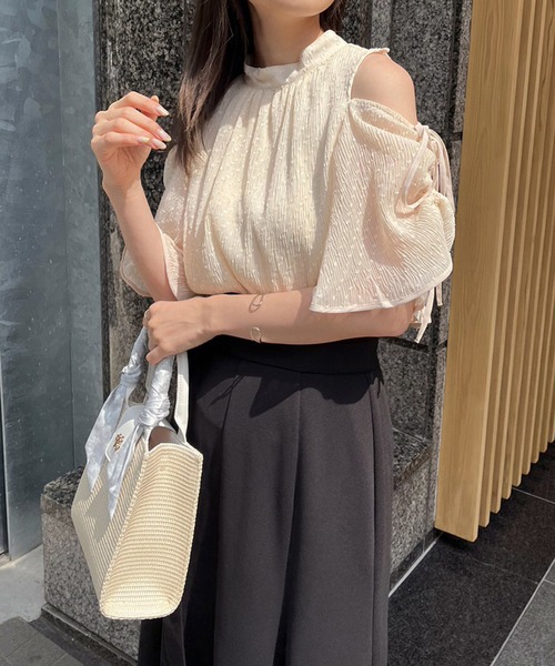 one after another NICE CLAUP(ワンアフターアナザーナイスクラップ)の「スカーフ付き雑材かごバック(ショルダーバッグ・レディース・アイボリー/ピンク・FREE)」の4枚目の写真