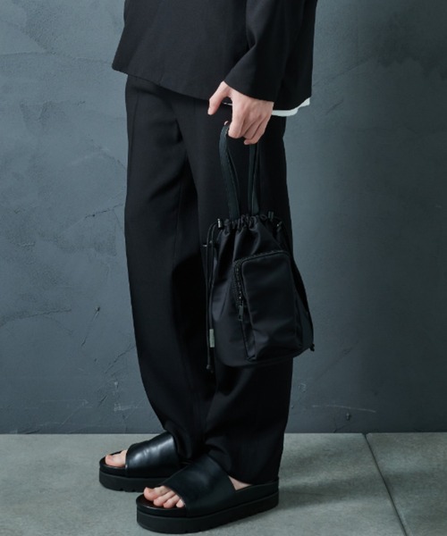 STUDIOUS（ステュディオス）の「【PUBLIC TOKYO/パブリックトウキョウ】ポリッシュナイロン巾着ポーチ（ボディバッグ/ウエストポーチ・メンズ・ダークグレー/ブラック・FREE）」の4枚目の写真