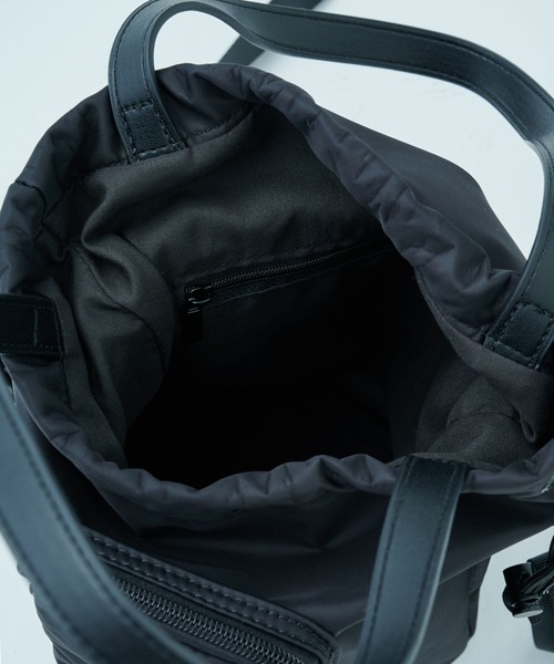 STUDIOUS（ステュディオス）の「【PUBLIC TOKYO/パブリックトウキョウ】ポリッシュナイロン巾着ポーチ（ボディバッグ/ウエストポーチ・メンズ・ダークグレー/ブラック・FREE）」の5枚目の写真