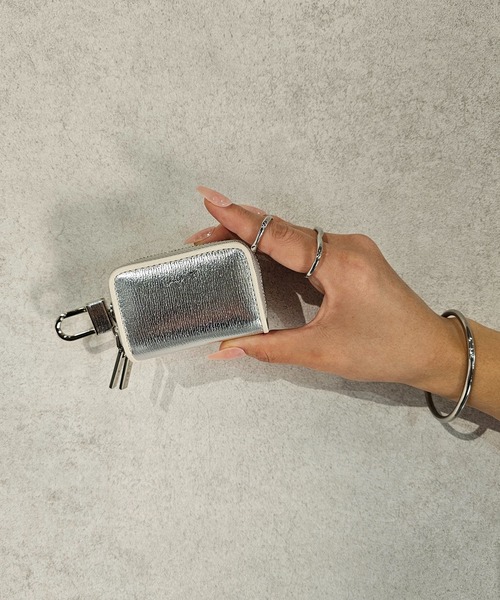 Ungrid（アングリッド）の「【Ungrid/アングリッド】配色パイピング　スマートキーケース 車 ダブルファスナー ダブル ポケット キーチェーン ファスナー カラビナ ギフト（キーケース/キーアクセサリー・レディース・ターコイズブルー/グレイッシュベージュ/ライトグリーン/ライトグレー/ライトピンク/オレンジ/ベージュ系その他/イエロー/ブラウン/ラベンダー/オリーブ/シルバー/アイボリー/ブラック/ダークブラウン/ゴールド/ブラウン系その他・FREE）」の19枚目の写真