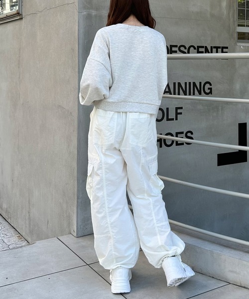 INGNI(イング)の「パールビジュー付スウェットプルオーバー(スウェット・レディース・ブラック/オフホワイト/スモークピンク/オートミール/グレー・M)」の11枚目の写真