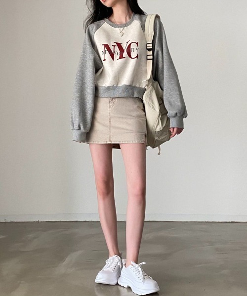 SHEENA(シーナ)の「NYCロゴラグランショート丈トレーナー(スウェット・レディース・ブラック/グレー・M)」の4枚目の写真