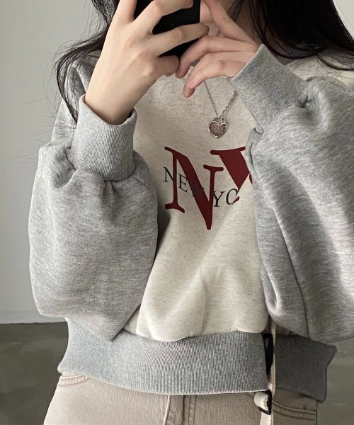 SHEENA(シーナ)の「NYCロゴラグランショート丈トレーナー(スウェット・レディース・ブラック/グレー・M)」の8枚目の写真