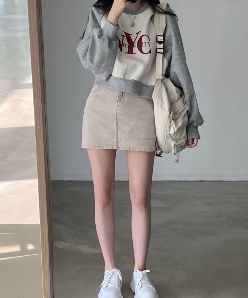 SHEENA(シーナ)の「NYCロゴラグランショート丈トレーナー(スウェット・レディース・ブラック/グレー・M)」の9枚目の写真