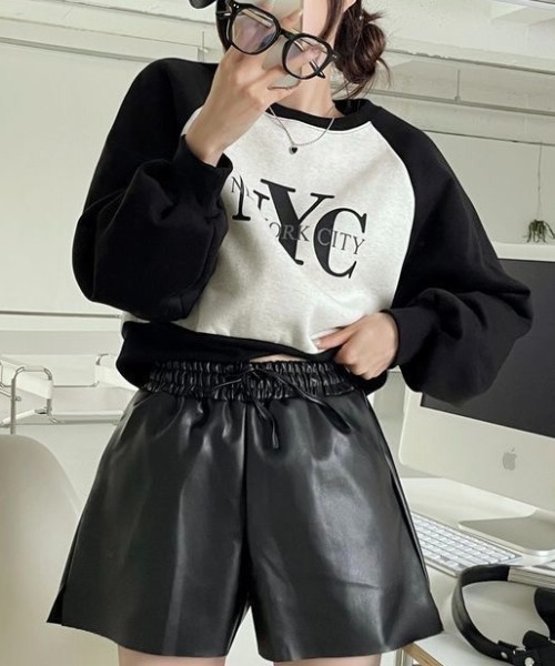 SHEENA(シーナ)の「NYCロゴラグランショート丈トレーナー(スウェット・レディース・ブラック/グレー・M)」の15枚目の写真