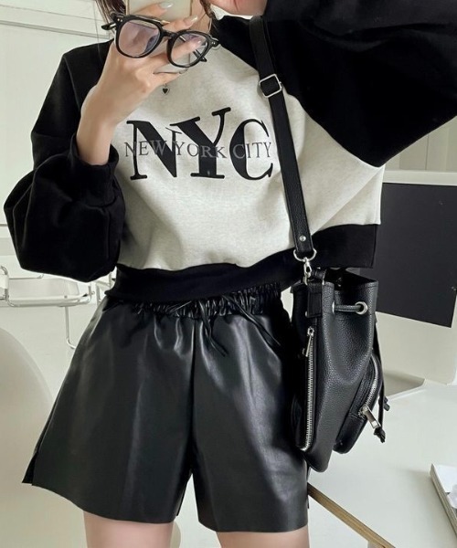 SHEENA(シーナ)の「NYCロゴラグランショート丈トレーナー(スウェット・レディース・ブラック/グレー・M)」の17枚目の写真