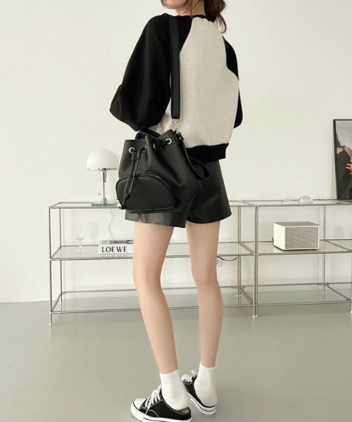 SHEENA(シーナ)の「NYCロゴラグランショート丈トレーナー(スウェット・レディース・ブラック/グレー・M)」の18枚目の写真