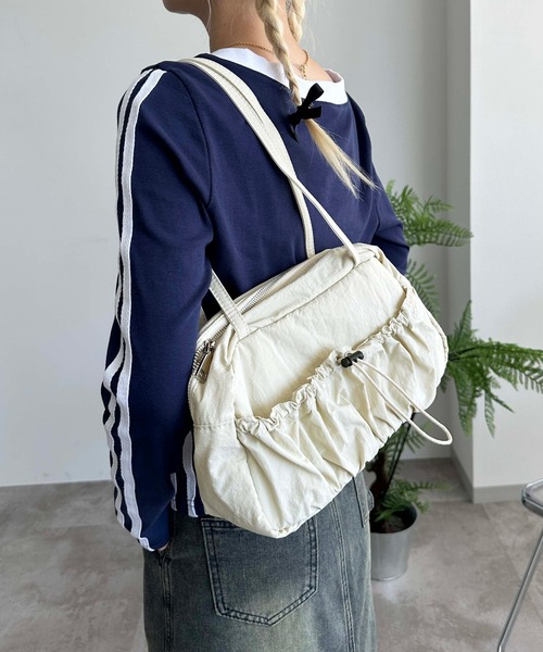 sedacle girl（セダクルガール）の「シャカシャカショルダーバッグ（ハンドバッグ・レディース・ブラック/アイボリー/カーキ・FREE）」の2枚目の写真