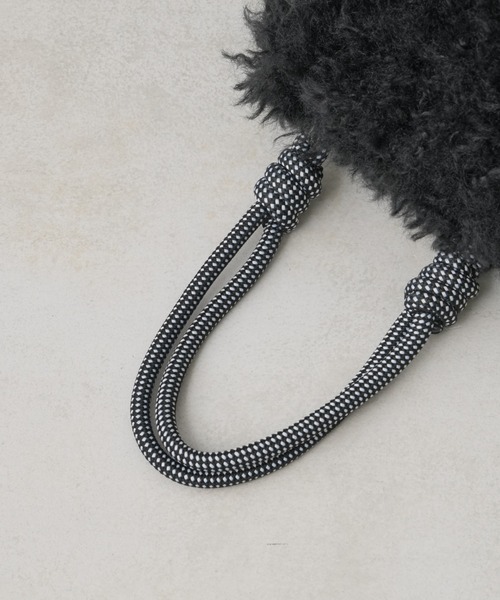 Actually(アクチュアリー)の「パラコードハンドル×ボア巾着トート(トートバッグ・レディース・アイボリー/ブラック/グレー/ベージュ・フリー)」の14枚目の写真