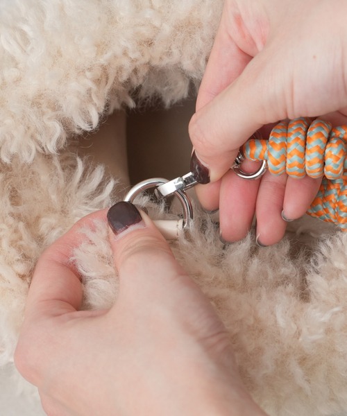 Actually(アクチュアリー)の「パラコードハンドル×ボア巾着トート(トートバッグ・レディース・アイボリー/ブラック/グレー/ベージュ・フリー)」の11枚目の写真