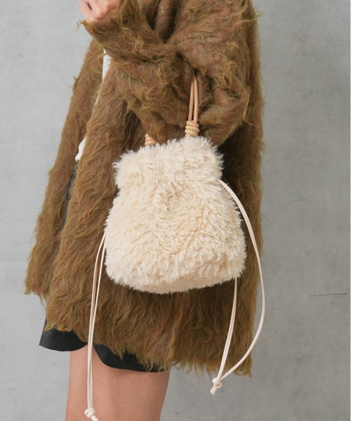 Actually(アクチュアリー)の「パラコードハンドル×ボア巾着トート(トートバッグ・レディース・アイボリー/ブラック/グレー/ベージュ・フリー)」の6枚目の写真