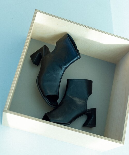 Ray BEAMS（レイビームス）の「Ray BEAMS / ブーツ サンダル 24SS（サンダル・レディース・オフホワイト/ブラック・25.0cm/24.5cm/24.0cm/23.0cm/23.5cm）」の2枚目の写真