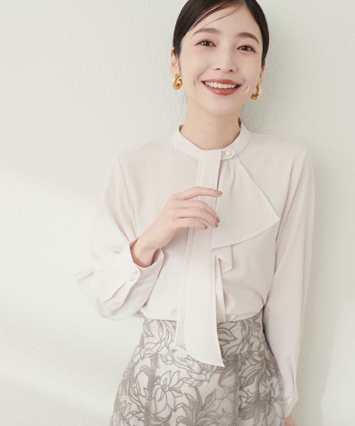 natural couture(ナチュラルクチュール)の「WEB限定 / ドレープスカーフ2WAYブラウス(シャツ/ブラウス・レディース・オフホワイト/ブラウン/ミント/ブルーグレー/ピンクベージュ/グレイッシュベージュ・FREE)」の4枚目の写真