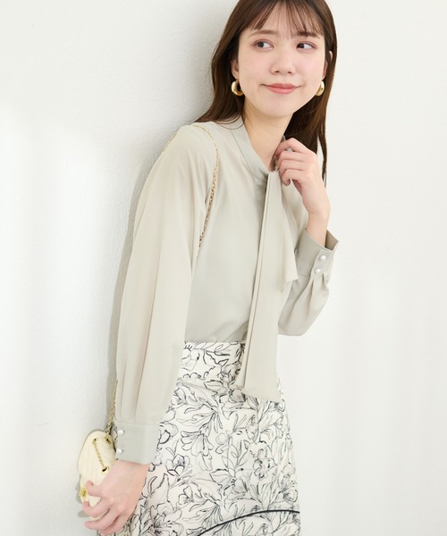 natural couture(ナチュラルクチュール)の「WEB限定 / ドレープスカーフ2WAYブラウス(シャツ/ブラウス・レディース・オフホワイト/ブラウン/ミント/ブルーグレー/ピンクベージュ/グレイッシュベージュ・FREE)」の5枚目の写真