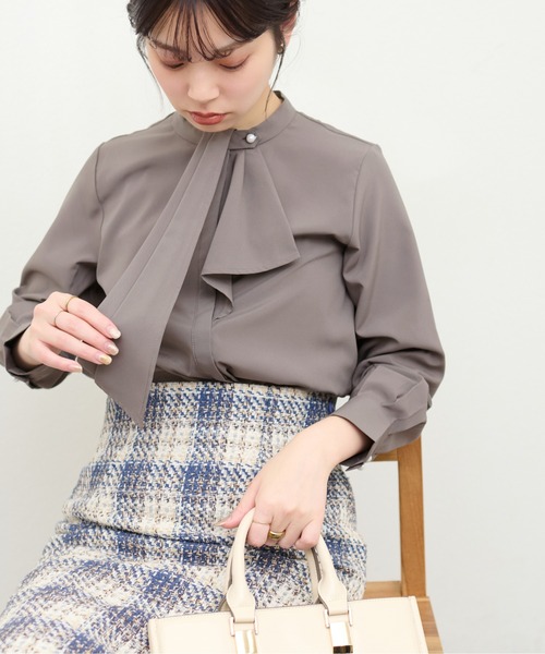 natural couture(ナチュラルクチュール)の「WEB限定 / ドレープスカーフ2WAYブラウス(シャツ/ブラウス・レディース・オフホワイト/ブラウン/ミント/ブルーグレー/ピンクベージュ/グレイッシュベージュ・FREE)」の16枚目の写真