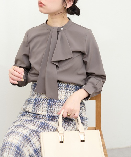 natural couture(ナチュラルクチュール)の「WEB限定 / ドレープスカーフ2WAYブラウス(シャツ/ブラウス・レディース・オフホワイト/ブラウン/ミント/ブルーグレー/ピンクベージュ/グレイッシュベージュ・FREE)」の15枚目の写真