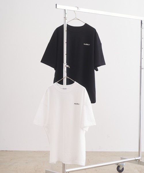 tシャツ HUGELY - ワンポイントロゴタイダイTシャツ（ユニセックス着用） レディース メンズ tシャツ HUGELY - ワンポイントロゴタイダイTシャツ（ユニ