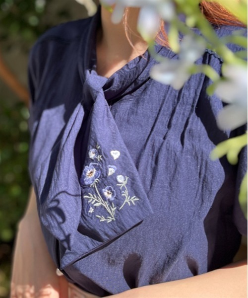axes femme（アクシーズファム）の「ネモフィラ刺繍リボンブラウス