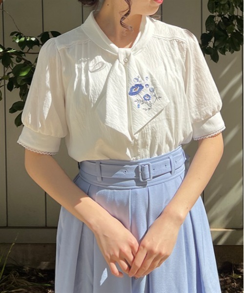 axes femme（アクシーズファム）の「ネモフィラ刺繍リボンブラウス