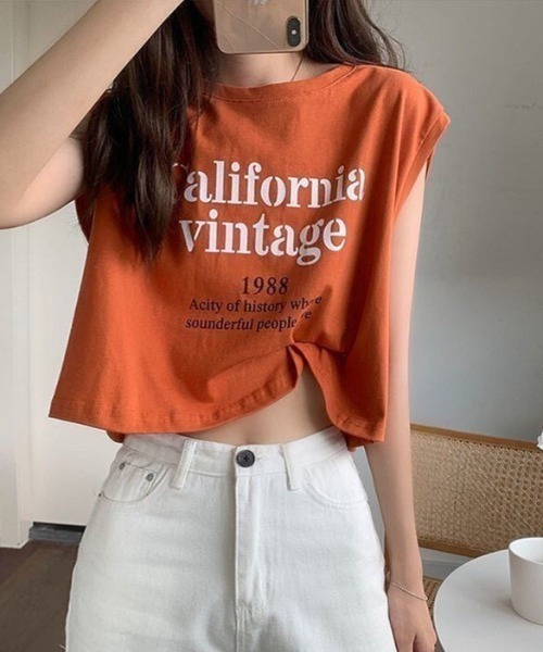 NANEA（ナネア）の「クロップド丈ロゴプリントノースリーブカットソー（Tシャツ/カットソー・レディース・オレンジ/ホワイト/ブラック・SMALL/MEDIUM/LARGE）」の3枚目の写真