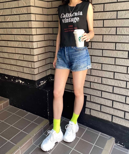 NANEA（ナネア）の「クロップド丈ロゴプリントノースリーブカットソー（Tシャツ/カットソー・レディース・オレンジ/ホワイト/ブラック・SMALL/MEDIUM/LARGE）」の22枚目の写真