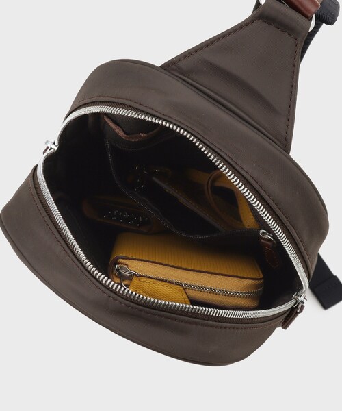 TAKEO KIKUCHI（タケオキクチ）の「◆【ヘビタン】レザーコンビナイロン ワンショルダーバッグ（ボディバッグ/ウエストポーチ・メンズ・ブラック/ダークブラウン・00）」の15枚目の写真