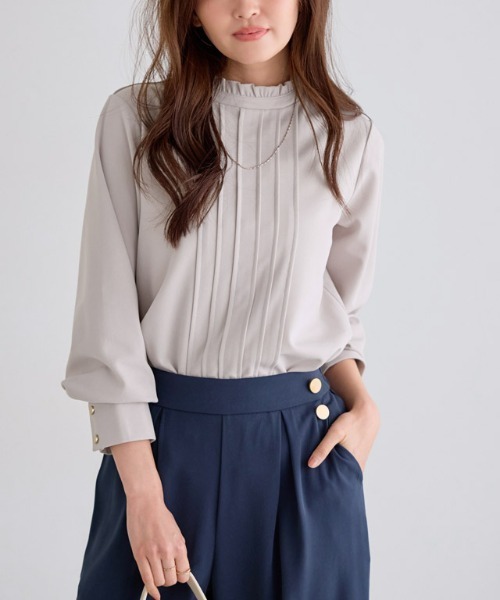Pierrot（ピエロ）の「フリルネックタックTブラウス（シャツ/ブラウス・レディース・ネイビー/オフホワイト/グレー/ブルー/ブラック/ベージュ/ライトブルー・M/L）」の4枚目の写真