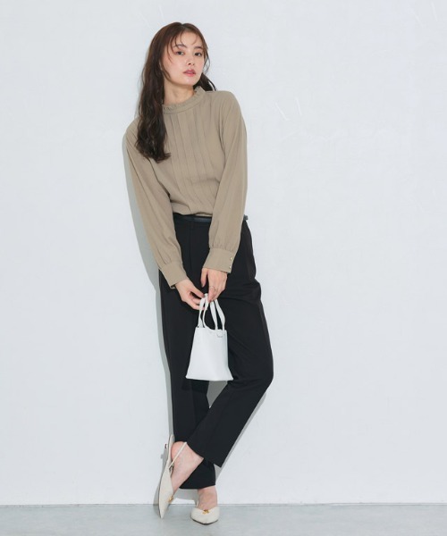 Pierrot（ピエロ）の「フリルネックタックTブラウス（シャツ/ブラウス・レディース・ネイビー/オフホワイト/グレー/ブルー/ブラック/ベージュ/ライトブルー・M/L）」の19枚目の写真