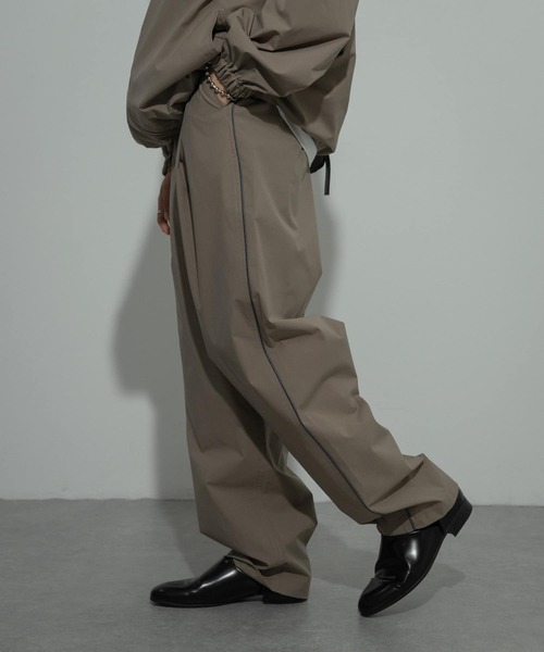 SENSE OF PLACE by URBAN RESEARCH(センスオブプレイスバイアーバンリサーチ)の「『セットアップ対応』パイピングトラックパンツ(その他パンツ・メンズ・ブラック/ベージュ・MEDIUM/LARGE)」の2枚目の写真