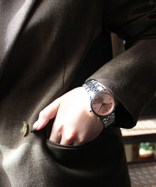 Vivienne Westwood(ヴィヴィアンウエストウッド)の「「Vivienne Westwood/ヴィヴィアン・ウエストウッド」シーモア レディース クォーツ ピーチ ダイヤル & ステンレススチール ブレスレット(アナログ腕時計・レディース・シルバー系・38mm)」の7枚目の写真
