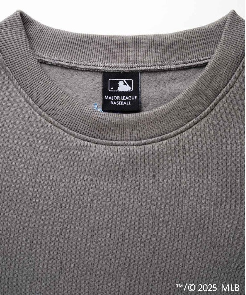 IEDIT(イディット)の「IEDIT オリジナルMLBデザイン ダークカラーでシックにきまる大人のゆるスウェット(スウェット・レディース・グレー/ブラック/ネイビー・LL/3L/M/L/S/4L)」の4枚目の写真
