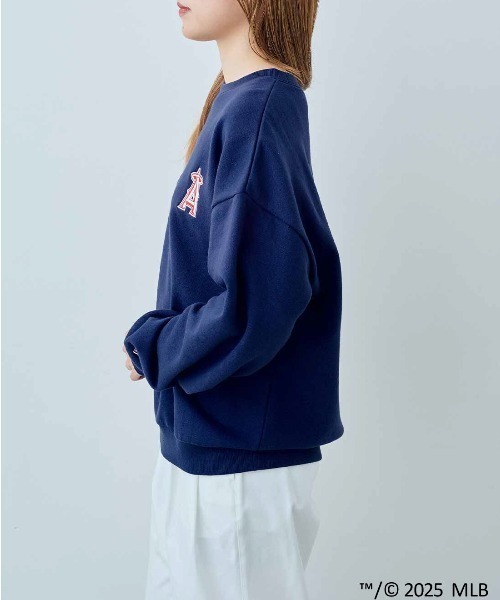 IEDIT(イディット)の「IEDIT オリジナルMLBデザイン ダークカラーでシックにきまる大人のゆるスウェット(スウェット・レディース・グレー/ブラック/ネイビー・LL/3L/M/L/S/4L)」の13枚目の写真