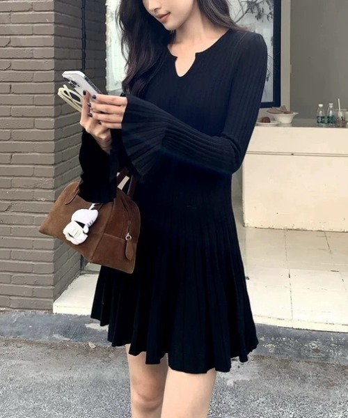 Sibra(シブラ)の「フィット&フレアリブニットワンピース(ワンピース・レディース・ベージュ/ブラック・M)」の17枚目の写真