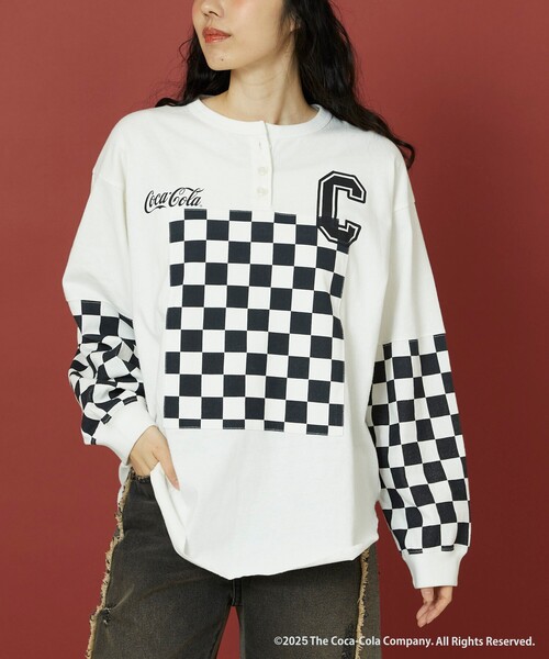 Freada（フリーダ）の「Freada/フリーダ Coca-Cola/コカ・コーラ ヘンリーネックTシャツ（Tシャツ/カットソー・レディース・ライトグレー/オフホワイト・ﾌﾘ-）」の2枚目の写真