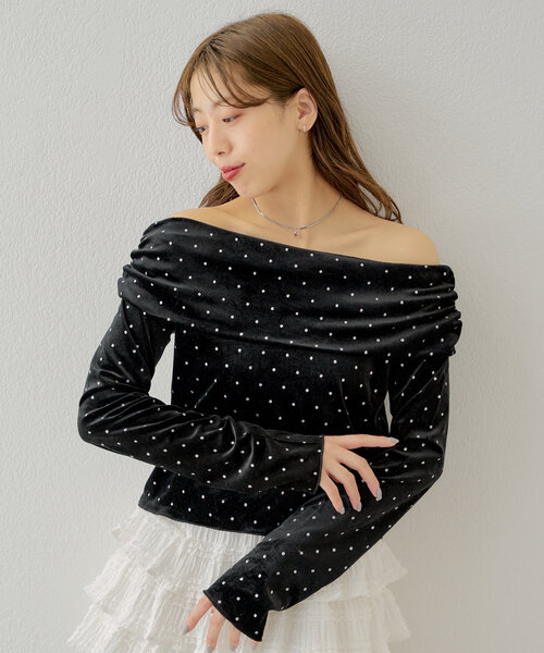 Chico(チコ)の「ドットベロアオフショルトップス(Tシャツ/カットソー・レディース・アイボリー/ブラック・FREE)」の2枚目の写真