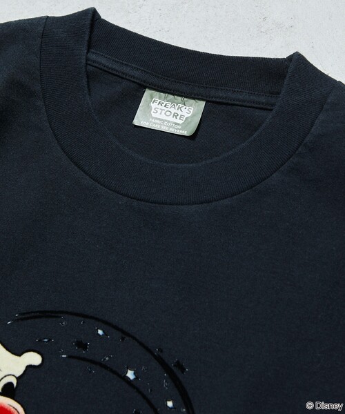 FREAK'S STORE（フリークスストア）の「DISNEY/ディズニー/『ファンタジア』/魔法/ミッキーマウス/フロッキープリント クルーネックTシャツ/リラックスフィット（Tシャツ/カットソー・メンズ・ブラック/グリーン/ホワイト・LARGE/MEDIUM）」の5枚目の写真