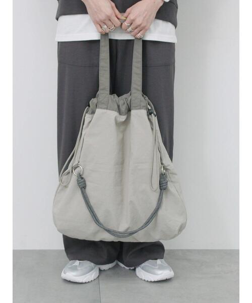 Samansa Mos2 blue（サマンサモスモスブルー）の「2WAY配色ナイロントート（ハンドバッグ・レディース・パープル/グレー/ブラック・F）」の2枚目の写真