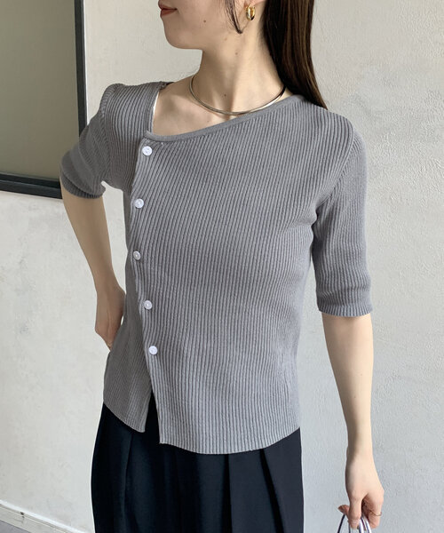 Thevon(ゼボン)の「アシメネックボタンデザイン5分袖ニット(ニット/セーター・レディース・ブルー/グレー/ブラック/アイボリー・FREE)」の1枚目の写真