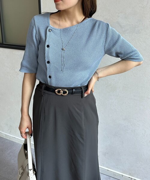 Thevon(ゼボン)の「アシメネックボタンデザイン5分袖ニット(ニット/セーター・レディース・ブルー/グレー/ブラック/アイボリー・FREE)」の4枚目の写真