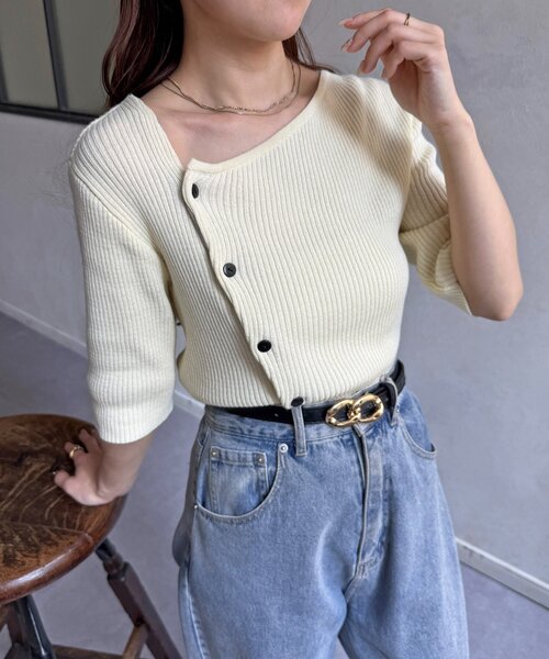 Thevon(ゼボン)の「アシメネックボタンデザイン5分袖ニット(ニット/セーター・レディース・ブルー/グレー/ブラック/アイボリー・FREE)」の2枚目の写真