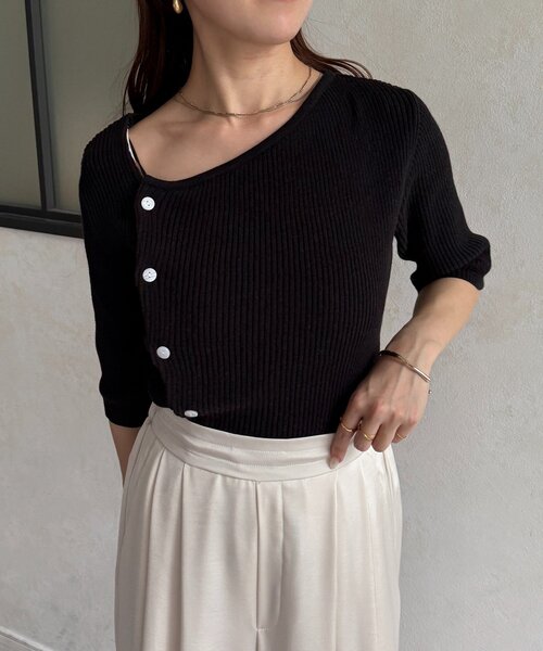 Thevon(ゼボン)の「アシメネックボタンデザイン5分袖ニット(ニット/セーター・レディース・ブルー/グレー/ブラック/アイボリー・FREE)」の3枚目の写真