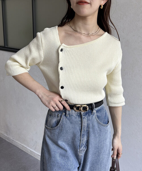 Thevon(ゼボン)の「アシメネックボタンデザイン5分袖ニット(ニット/セーター・レディース・ブルー/グレー/ブラック/アイボリー・FREE)」の5枚目の写真