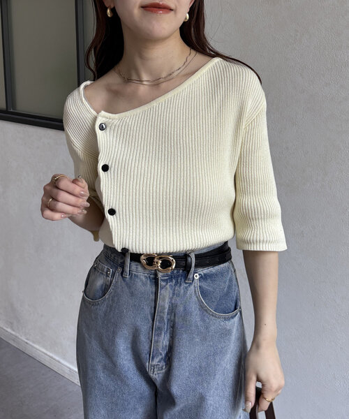 Thevon（ゼボン）の「アシメネックボタンデザイン5分袖ニット