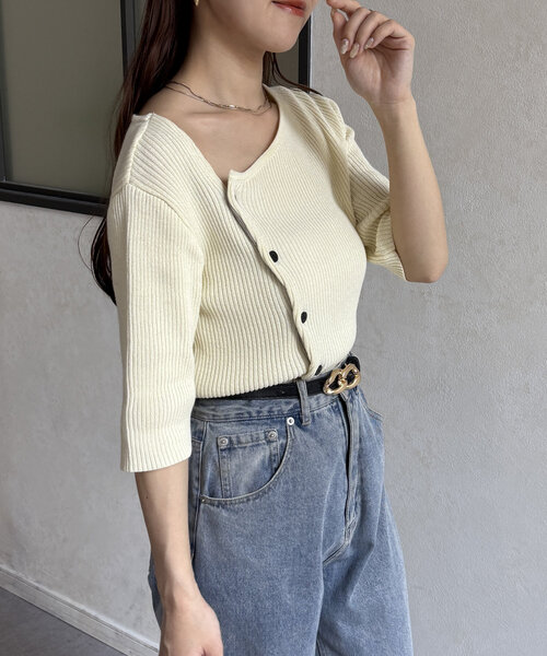 Thevon(ゼボン)の「アシメネックボタンデザイン5分袖ニット(ニット/セーター・レディース・ブルー/グレー/ブラック/アイボリー・FREE)」の8枚目の写真