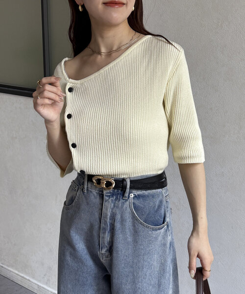 Thevon(ゼボン)の「アシメネックボタンデザイン5分袖ニット(ニット/セーター・レディース・ブルー/グレー/ブラック/アイボリー・FREE)」の9枚目の写真